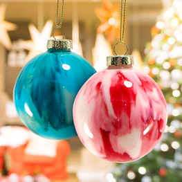 Boule de verre de Noël colorée peinte à la main